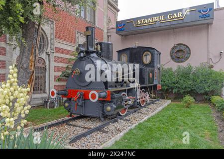 Istanbul, Türkei - 18. Oktober 2023: Historische Orient Express-Lokomotive vor dem Eisenbahnmuseum am Bahnhof Sirkeci. Stockfoto