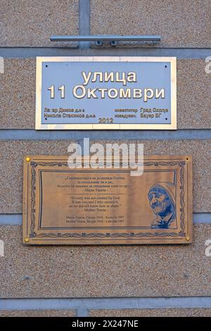 Skopje, Nordmakedonien - 23. Oktober 2023: Gedenktafel aus Bronze am Geburtshaus von Mutter Theresa im Stadtzentrum der Hauptstadt. Stockfoto