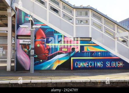 Kunst auf dem Bahnsteig am Bahnhof Slough in Berks, Großbritannien Stockfoto