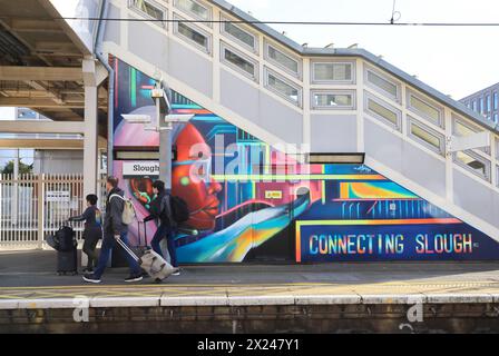 Kunst auf dem Bahnsteig am Bahnhof Slough in Berks, Großbritannien Stockfoto