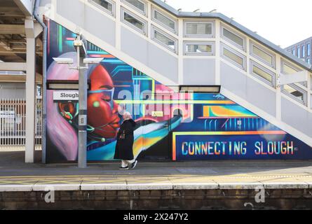 Kunst auf dem Bahnsteig am Bahnhof Slough in Berks, Großbritannien Stockfoto