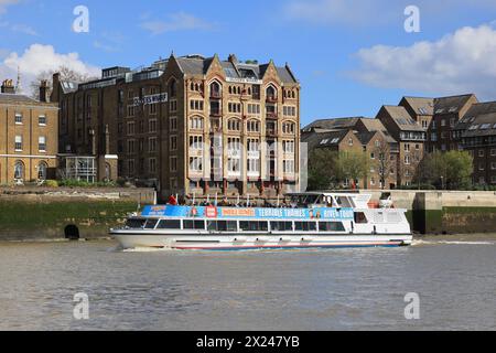 Horrible History River Cruises auf der Themse vorbei an Oliver's Wharf im frühen Frühlingssonnenschein im Osten Londons, Großbritannien Stockfoto