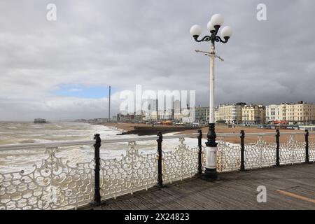 Ein heller und heller Apriltag an der Küste in Brighton, East Sussex, Großbritannien Stockfoto