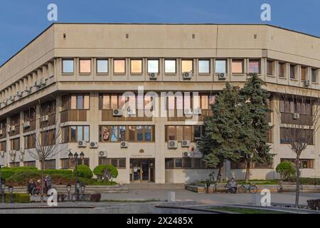 Vidin, Bulgarien - 16. März 2024: Stadtgericht Rayonen Sad am Bdintsi-Platz, Frühlingstag. Stockfoto