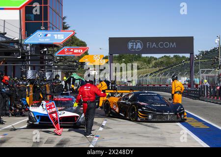 20 VAN DER LINDE Sheldon (zaf), FRIJNS Robin (nld), RAST Rene (ger), BMW M Team WRT, BMW Hybrid V8 #20, Hypercar, 95 SATO Marino (jpn), PINO Nico (chl), CAYGILL Josh (gbr), United Autosports, McLaren 720S GT3 Evo #95, LM GT3, Action während DER 2024 6 Stunden von Imola, 2. Runde der FIA-Weltmeisterschaft 2024, vom 18. bis 21. April 2024 auf dem Autodromo Internazionale Enzo e Dino Ferrari in Imola Stockfoto