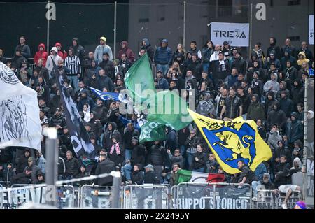 Cagliari, Italien. April 2024. Fans von Juventus während des Fußballspiels der Serie A zwischen Cagliari Calcio und Juventus im Unipol Domus in Cagliari, Sardinien - Freitag, 19. April 2024. Sport - Fußball (Foto: Gianluca Zuddas/Lapresse) Credit: LaPresse/Alamy Live News Stockfoto