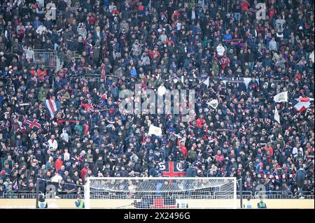 Cagliari, Italien. April 2024. Curva Nord Unterstützer von Cagliari Calcio während des Fußballspiels der Serie A zwischen Cagliari Calcio und Juventus im Unipol Domus in Cagliari, Sardinien - Freitag, 19. April 2024. Sport - Fußball (Foto: Gianluca Zuddas/Lapresse) Credit: LaPresse/Alamy Live News Stockfoto