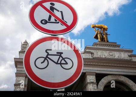 Moskau, Russland. 19. April 2024. Ein Straßenschild, das den Einsatz von Motorrollern und Fahrrädern auf dem Gelände des VDNKh-Ausstellungskomplexes in Moskau, Russland, verbietet Stockfoto