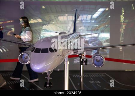 Moskau, Russland. April 2024. Ein Modell russischer Passagierflugzeuge der TU-214 ist auf der National Expo 'Russia' auf dem Territorium des Ausstellungskomplexes VDNKh in Moskau, Russland, zu sehen Stockfoto