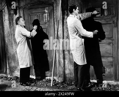 Brian Donlevy, George Baker, am Set des Films „der Fluch der Fliege“, 20. Jahrhundert-Fox, 1965 Stockfoto