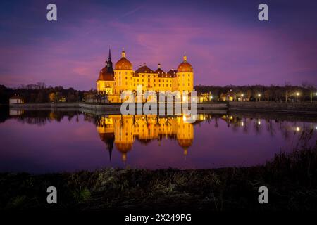 Moritzburg das Barocke Jagdschloss Moritzburg liegt auf einer Insel im Schlossteich. Moritzburg Sachsen Deutschland *** Moritzburg das barocke Jagdschloss Moritzburg liegt auf einer Insel im Schlossteich Moritzburg Sachsen Deutschland Stockfoto