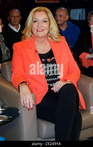 Bettina Tietjen bei der Aufzeichnung der NDR Talk Show im NDR Fernsehstudio Lokstedt. Hamburg, 19.04.2024 *** Bettina Tietjen bei der Aufnahme der NDR Talk Show im NDR-Fernsehstudio Lokstedt Hamburg, 19 04 2024 Foto:xH.xHartmannx/xFuturexImagex ndr talk1904 4409 Stockfoto