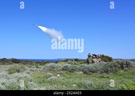 Pula, Kroatien. April 2024. Fallschirmjäger der 173. Luftlandebrigade, Soldaten des 1. Bataillons Charlie Battery, 57. Luftverteidigungsartillerie-Regiment und Soldaten der kroatischen Armee feuern einen FIM-92 Stinger während des Übungsschildes 24. April 2024 in Kamenjak bei Medulin, Pula, Kroatien. Dieses jährliche Ereignis stärkt die kroatische Luftverteidigungsfähigkeit gegen Bedrohungen in niedriger und mittlerer Höhe. Zusammen mit internationalen Partnern, darunter der polnischen, slowenischen und französischen Armee, konzentriert sich die Übung auf die Luftabwehrtaktik und das Engagement bei Live-Feuer. Die 173. Airborne Briga Stockfoto