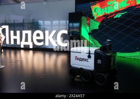 Moskau, Russland. April 2024. Ein autonomer Transportroboter Yandex ist während der internationalen Ausstellung und des Forums der Russia Expo im VDNKh-Ausstellungszentrum in Moskau, Russland, zu sehen Stockfoto