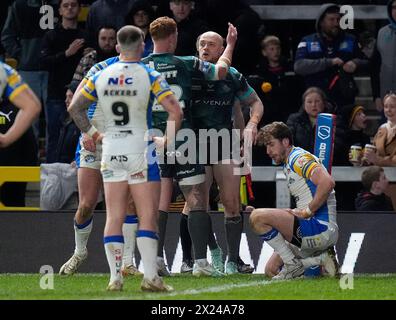 Huddersfield Giants' Adam Swift (Mitte rechts) feiert einen Versuch mit seinem Teamkollegen Harvey Livett während des Spiels der Betfred Super League im Amt Headingley Rugby Stadium in Leeds. Bilddatum: Freitag, 19. April 2024. Stockfoto