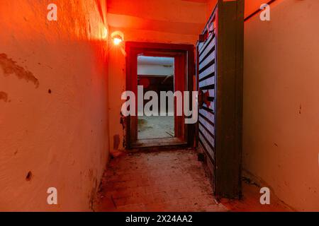 Zugang zum Bombenschutzbunker für den Zivilschutz. Große gepanzerte, explosionsgeschützte Türen mit Ventil. Stockfoto