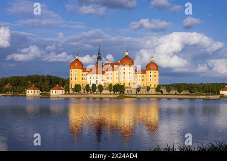 Moritzburg das Barocke Jagdschloss Moritzburg liegt auf einer Insel im Schlossteich. Moritzburg Sachsen Deutschland *** Moritzburg das barocke Jagdschloss Moritzburg liegt auf einer Insel im Schlossteich Moritzburg Sachsen Deutschland Stockfoto