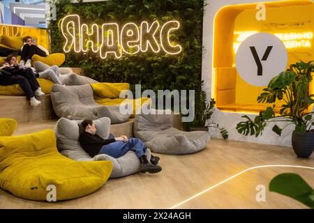 Moskau, Russland. April 2024. Die Besucher entspannen am Yandex Stand im Ausstellungspavillon während der internationalen Ausstellung und des Forums der Russia Expo im VDNKh-Messezentrum in Moskau Stockfoto