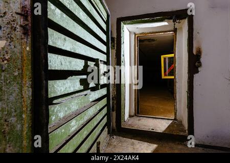 Zugang zum Bombenschutzbunker für den Zivilschutz. Große gepanzerte, explosionsgeschützte Türen mit Ventil. Stockfoto