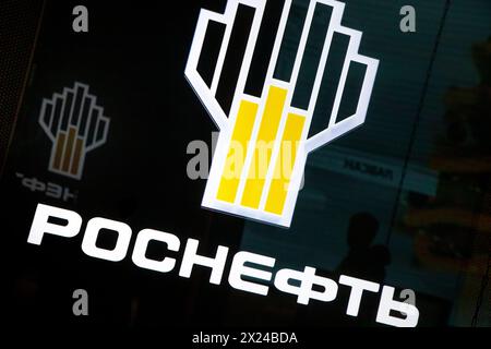 Moskau, Russland. April 2024. Nahaufnahme des Rosneft-Logos im Pavillon des Unternehmens im VDNKh-Messezentrum in Moskau, Russland Stockfoto