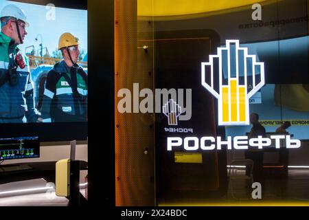 Moskau, Russland. April 2024. Nahaufnahme des Rosneft-Logos im Pavillon des Unternehmens im VDNKh-Messezentrum in Moskau, Russland Stockfoto