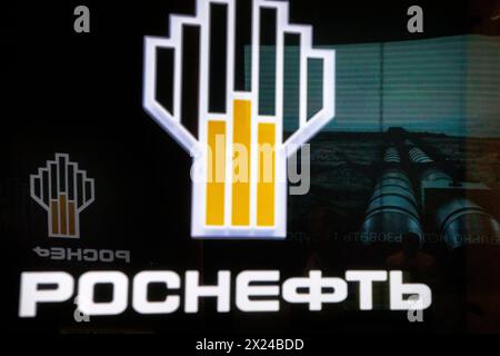 Moskau, Russland. April 2024. Nahaufnahme des Rosneft-Logos im Pavillon des Unternehmens im VDNKh-Messezentrum in Moskau, Russland Stockfoto