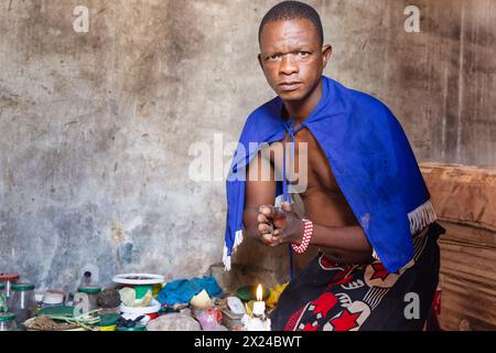 sangoma traditionelle Heiler Afrikas, Ahnenglauben und Kräuter, alte Spiritualität Stockfoto