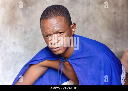 sangoma traditionelle Heiler Afrikas, Ahnenglauben und Kräuter, alte Spiritualität Stockfoto