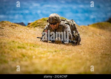 Kaneohe Bay, Hawaii, USA. April 2024. Mikael Marcial, ein Radfahrzeugmechaniker, der der Echo Field Support Company, 227. Brigade Engineer Battalion, 29. Infanterie Brigade Combat Team, Hawaii Army National Guard (HIARNG), zugeteilt ist, nimmt an der Live Fire Übung Teil des Best Warrior Competition am Regional Training Institute, Waimanalo, Hawaii, 5.-7. April, Teil. 2024. Der Best Warrior Competition ist eine jährliche Veranstaltung, die von der HIARNG durchgeführt wird, um die fähigsten Soldaten aus verschiedenen militärischen Berufsgebieten (MOS) zu identifizieren. (Kreditbild: © Matthew Stockfoto