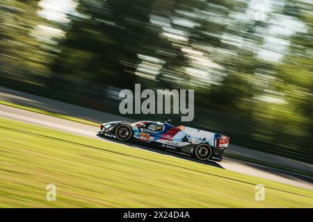 Imola, Bologna, Italien. April 2024. BMW M Hybrid V8 Nr. 20 des BMW M Team WRT gefahren von Sheldon Van der Linde, Robin Frijns, René Rast, während des freien Trainings in Richtung Kurve Villeneuve für die 2. Runde der World Endurance CampiChampionship auf der internationalen Rennstrecke Enzo und Dino Ferrari (Credit Image: © Luca Martini/ZUMA Press Wire) NUR REDAKTIONELLE VERWENDUNG! Nicht für kommerzielle ZWECKE! Stockfoto