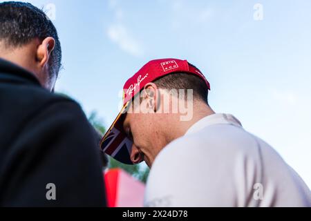 Imola, Bologna, Italien. April 2024. James Calado unterschreibt Autogramme für die Fans nach dem freien Training bei der 2. Runde der World Endurance CampiChampionship auf der internationalen Rennstrecke Enzo und Dino Ferrari (Credit Image: © Luca Martini/ZUMA Press Wire) NUR REDAKTIONELLE VERWENDUNG! Nicht für kommerzielle ZWECKE! Stockfoto