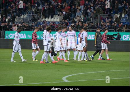 Cagliari, Italien. April 2024. Juventus' Mannschaftsenttäuschung am Ende des Fußballspiels der Serie A zwischen Cagliari Calcio und Juventus beim Unipol Domus in Cagliari, Sardinien - Freitag, 19. April 2024. Sport - Fußball (Foto: Gianluca Zuddas/Lapresse) Credit: LaPresse/Alamy Live News Stockfoto