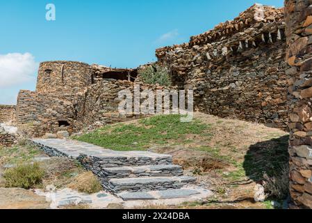 Eine alte Burg, die aus Steinen in der antiken Architektur gebaut wurde, genannt Bakhroush Ben Alas Castle, befindet sich in der Al Baha Region in Saudi-Arabien Stockfoto