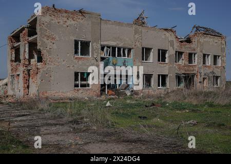 © Yevhen Vasyliev/Le Pictorium/MAXPPP - Hrakove 12/04/2024 Yevhen Vasyliev/Le Pictorium - 12/04/2024 - Ukraine/kharkiv Oblast/Hrakove - du 25 fevrier au 7 Septembre 2022, le Village a ete Occupe par l'armee russe jusqu'a sa Liberation par les Forces Armees ukrainiennes. Le Village a ete lourdement endommage Car il se trouvait sur la ligne de front et a subi des bombardements constants Anhänger 195 jours, et les Consequences sont encore visibles 19 mois apres la Desoccupation. L'ecole, le batiment du conseil Municipal, l'eglise, les magasins, les immeubles prives et les appartements, Stockfoto