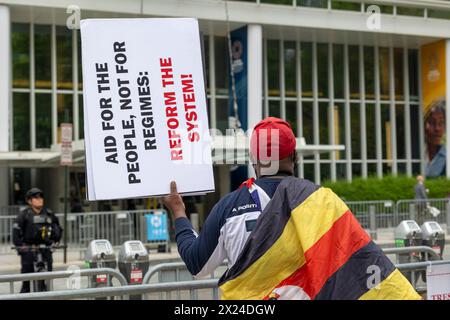 Washington, DC, USA. April 2024. Mitglieder der National Unity Platform, einer ugandischen politischen Partei, protestieren am Freitag, 19. April 2024 in Washington vor der Weltbank. Die Demonstranten forderten mehr Rechenschaftspflicht über das Geld, das Uganda vom Internationalen Währungsfonds gewährt wurde. (Kreditbild: © Eric Kayne/ZUMA Press Wire) NUR REDAKTIONELLE VERWENDUNG! Nicht für kommerzielle ZWECKE! Quelle: ZUMA Press, Inc./Alamy Live News Stockfoto