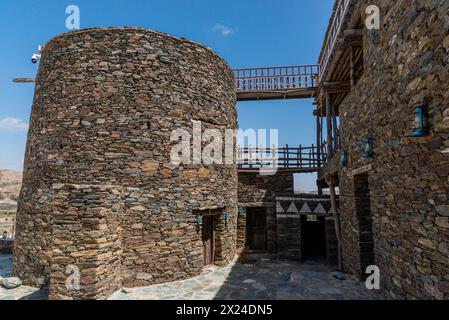 Eine alte Burg, die aus Steinen in der antiken Architektur gebaut wurde, genannt Bakhroush Ben Alas Castle, befindet sich in der Al Baha Region in Saudi-Arabien Stockfoto