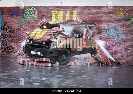 Europapremiere FALL GUY Stuntshow, Showeinlage, Stuntman, Auto, Zauberstab, Brickwall Europapremiere von FALL GUY im UCI Kino in Berlin *** Europapremiere von FALL GUY Stunt Show, Show Performance, Stuntman, Auto, Wall, Brickwall Europäische Premiere von FALL GUY im Berliner UCI-Kino Copyright: xEventpressxFuhrx Stockfoto