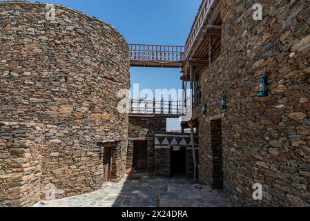 Eine alte Burg, die aus Steinen in der antiken Architektur gebaut wurde, genannt Bakhroush Ben Alas Castle, befindet sich in der Al Baha Region in Saudi-Arabien Stockfoto