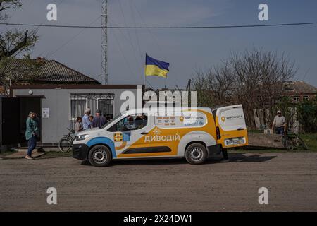 Jewhen Wasyliev/Le Pictorium – HRAKOVE, REGION CHARKIW – 12/04/2024 – Ukraine/Oblast charkiw/Hrakove – vom 25. Februar bis zum 7. September 2022 wurde das Dorf von der russischen Armee besetzt, bis es von der ukrainischen Armee befreit wurde. Das Dorf wurde schwer beschädigt, da es 195 Tage lang unter ständigem Beschuss an der Front stand, und die Folgen sind noch 19 Monate nach der Besatzung sichtbar. Die Schule, das gemeindegebäude, die Kirche, Geschäfte, Privat- und Wohngebäude - alles wurde zerstört. Eine Folterkammer wurde in einem der Kellergeschosse von an eingerichtet Stockfoto