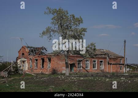 Jewhen Wasyliev/Le Pictorium – HRAKOVE, REGION CHARKIW – 12/04/2024 – Ukraine/Oblast charkiw/Hrakove – vom 25. Februar bis zum 7. September 2022 wurde das Dorf von der russischen Armee besetzt, bis es von der ukrainischen Armee befreit wurde. Das Dorf wurde schwer beschädigt, da es 195 Tage lang unter ständigem Beschuss an der Front stand, und die Folgen sind noch 19 Monate nach der Besatzung sichtbar. Die Schule, das gemeindegebäude, die Kirche, Geschäfte, Privat- und Wohngebäude - alles wurde zerstört. Eine Folterkammer wurde in einem der Kellergeschosse von an eingerichtet Stockfoto