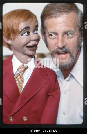 Bauchredner, Erfinder, Maler, Akupunkturist und TV-Pionier Paul Winchell posiert mit seiner handgefertigten Puppe Jerry Mahoney. 1976 in Sylmar, CA. Stockfoto