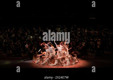 © Laurent Paillier/Le Pictorium/MAXPPP - Paris 12/04/2024 Laurent Paillier/Le Pictorium - 12/04/2024 - France/Paris - NOTRE SACRE Blanca Li, Mise en Scene, Choregraphie Compagnie Blanca Li Abd al Malik, Mise en Recit, Rap, Slam, Gesang Bilal, Creation Sonore, Machines David Grimal, Violonsolo Igor Stravinski Le Sacre du printemps Blanca Li, Mise en Scene, Choregraphie David Grimal, Violon, Direction musicale Les Dissonances Compagnie Blanca Li CFA Pietragalla-Derouault CFA Danse Chant Comedie Carco, Creation Images Laurent Mercier, Kostüme Pascal Laajili, cr Stockfoto