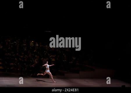 © Laurent Paillier/Le Pictorium/MAXPPP - Paris 12/04/2024 Laurent Paillier/Le Pictorium - 12/04/2024 - France/Paris - NOTRE SACRE Blanca Li, Mise en Scene, Choregraphie Compagnie Blanca Li Abd al Malik, Mise en Recit, Rap, Slam, Gesang Bilal, Creation Sonore, Machines David Grimal, Violonsolo Igor Stravinski Le Sacre du printemps Blanca Li, Mise en Scene, Choregraphie David Grimal, Violon, Direction musicale Les Dissonances Compagnie Blanca Li CFA Pietragalla-Derouault CFA Danse Chant Comedie Carco, Creation Images Laurent Mercier, Kostüme Pascal Laajili, cr Stockfoto