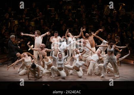 © Laurent Paillier/Le Pictorium/MAXPPP - Paris 12/04/2024 Laurent Paillier/Le Pictorium - 12/04/2024 - France/Paris - NOTRE SACRE Blanca Li, Mise en Scene, Choregraphie Compagnie Blanca Li Abd al Malik, Mise en Recit, Rap, Slam, Gesang Bilal, Creation Sonore, Machines David Grimal, Violonsolo Igor Stravinski Le Sacre du printemps Blanca Li, Mise en Scene, Choregraphie David Grimal, Violon, Direction musicale Les Dissonances Compagnie Blanca Li CFA Pietragalla-Derouault CFA Danse Chant Comedie Carco, Creation Images Laurent Mercier, Kostüme Pascal Laajili, cr Stockfoto