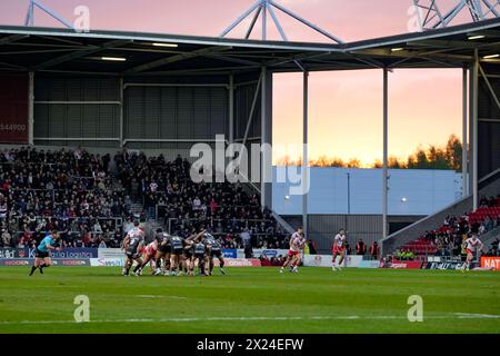 St Helens, Großbritannien. April 2024. Sonnenuntergang als Kulisse für das Spiel der Betfred Super League Runde 8 St. Helens gegen Hull FC im Totally Wicked Stadium, St Helens, Großbritannien, 19. April 2024 (Foto: Steve Flynn/News Images) in St. Helens, Großbritannien am 19. April 2024. (Foto: Steve Flynn/News Images/SIPA USA) Credit: SIPA USA/Alamy Live News Stockfoto