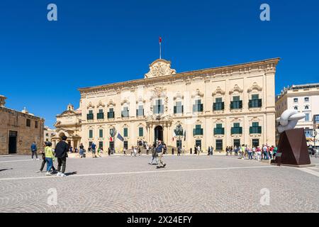 Valletta, Malta, 03. April 2024. Außenansicht des Hotelgebäudes von Kastilien, heute Sitz des Ministerpräsidenten der maltesischen Regierung im Stockfoto