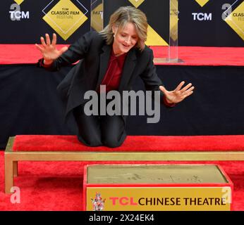 Los Angeles, Usa. April 2024. Die US-amerikanische Schauspielerin Jodie Foster nimmt an einer Hand- und Fußabdruckzeremonie Teil, die sie am Freitag, den 19. April 2024, auf dem Vorplatz des TCL Chinese Theatre (ehemals Grauman's) in der Hollywood-Sektion von Los Angeles verewigt. Foto: Jim Ruymen/UPI Credit: UPI/Alamy Live News Stockfoto