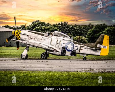 WW2 P51 Mustang, der nach einem sicheren Flug auf der Landebahn fährt. Stockfoto