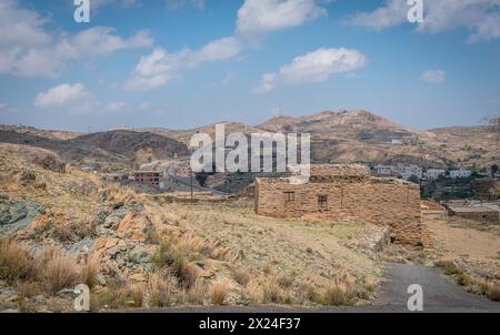 Eine alte Burg, die aus Steinen in der antiken Architektur gebaut wurde, genannt Bakhroush Ben Alas Castle, befindet sich in der Al Baha Region in Saudi-Arabien Stockfoto