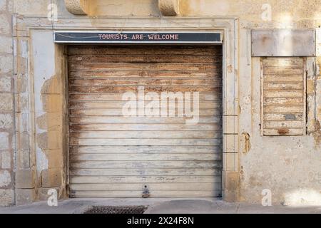 Valletta, Malta, 03. April 2024. Ein altes Geschäft mit geschlossenem Rollladen im Stadtzentrum Stockfoto